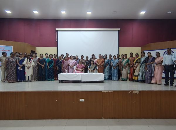 आज दिनांक 16. 7.25 से महाविद्यालय में 10 दिवस की फैकल्टी डेवलपमेंट प्रोग्राम शुरू हुआ विषय विषय है कार्यालयीन प्रबंधन ।आज पहले दिन बजट पर डॉ अल्पना घोष डायरेक्टर वित्त विभाग का व्याख्यान था जिसमें महा